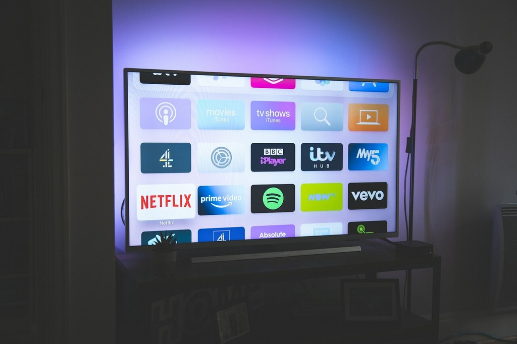 TV ligada, representando como assistir TV sem antena