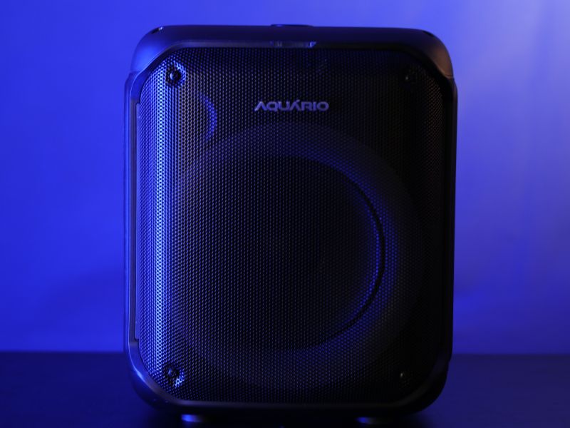 como carregar caixa de som pela entrada usb passos