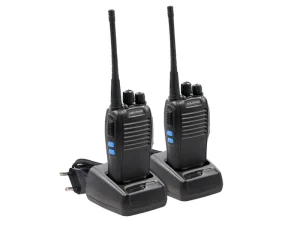 Dois rádios comunicadores portáteis Aquário posicionados em bases carregadoras, com antenas longas e fonte de alimentação ao lado.