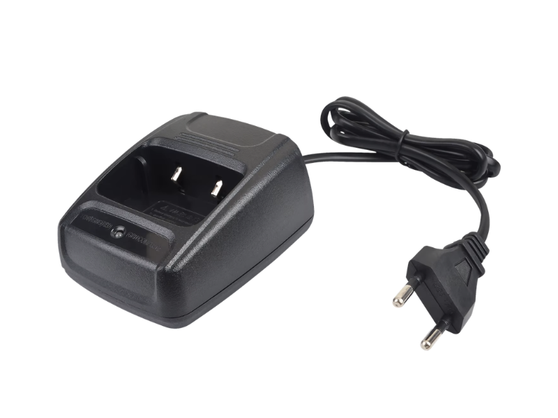 Base carregadora preta para rádio comunicador, com cabo de alimentação e plugue de dois pinos, sobre fundo branco.